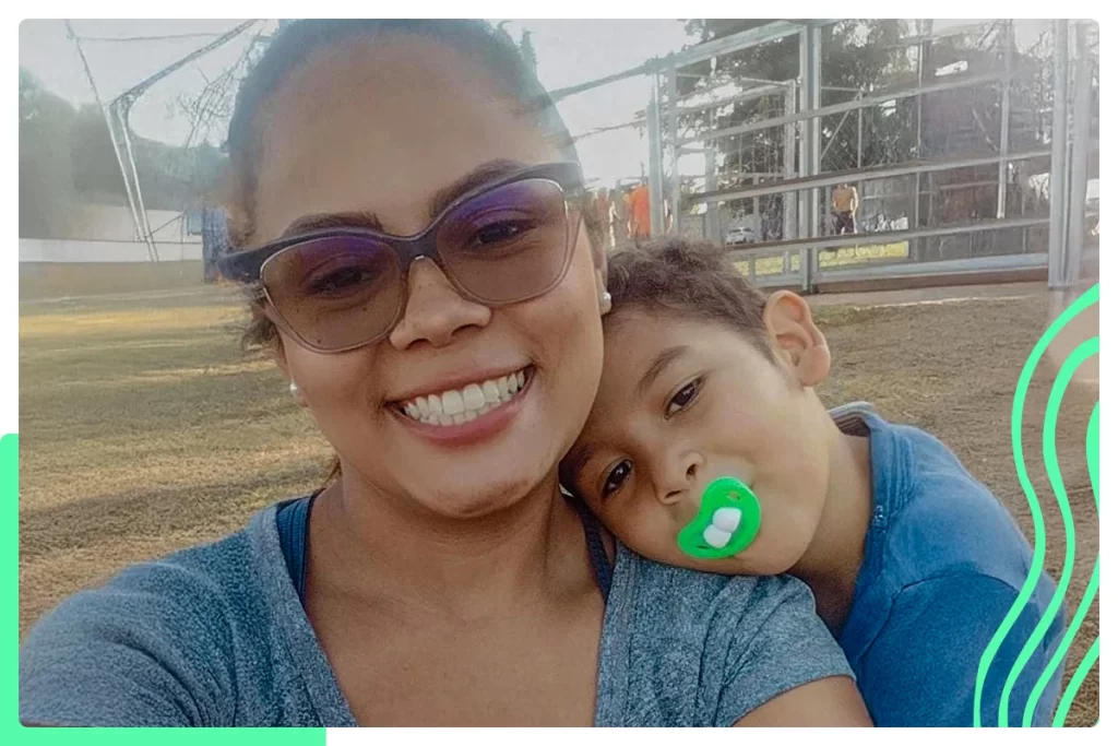 Enzo Manoel e sua mãe, Juliana dos Santos.