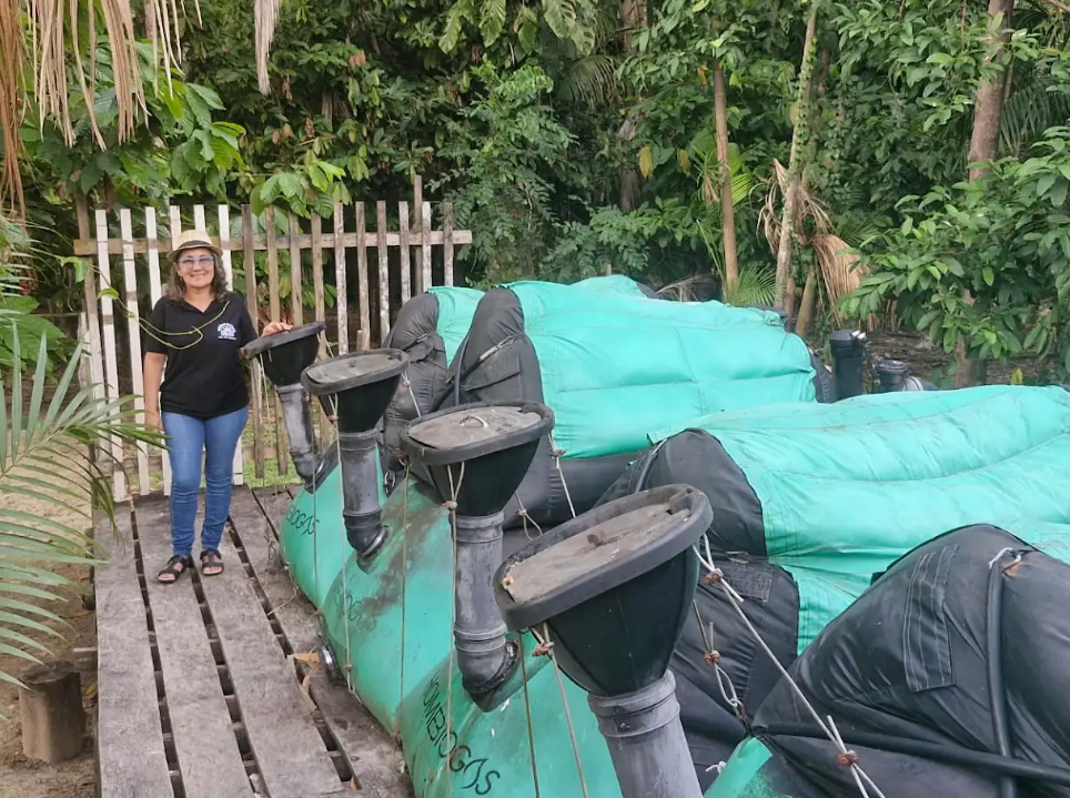 Dona Prazeres ao lado dos biodigestores: sustentabilidade e economia.
