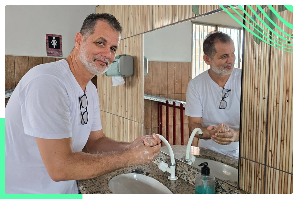 Comerciante Gustavo Batista viu o saneamento chegar na maior favela de Manaus.