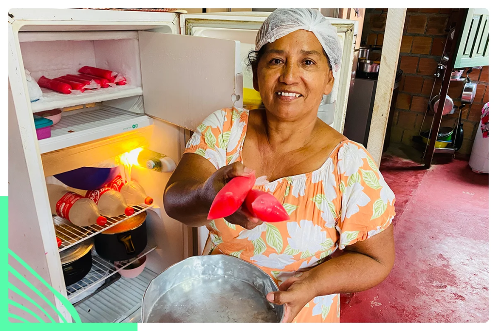A dona de casa Maria Socorro Dantas prepara refeições para sustentar a família e os ganhos melhoraram com a chegada da rede de abastecimento. 