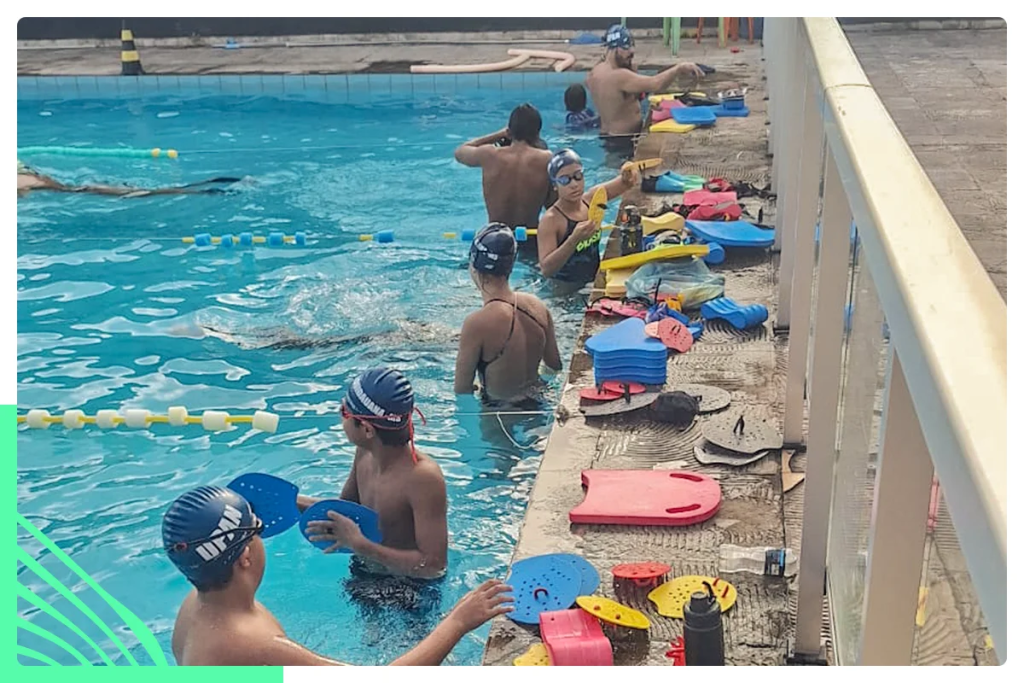 Crianças se refrescam na piscina, mas a hidratação continua sendo essencial.