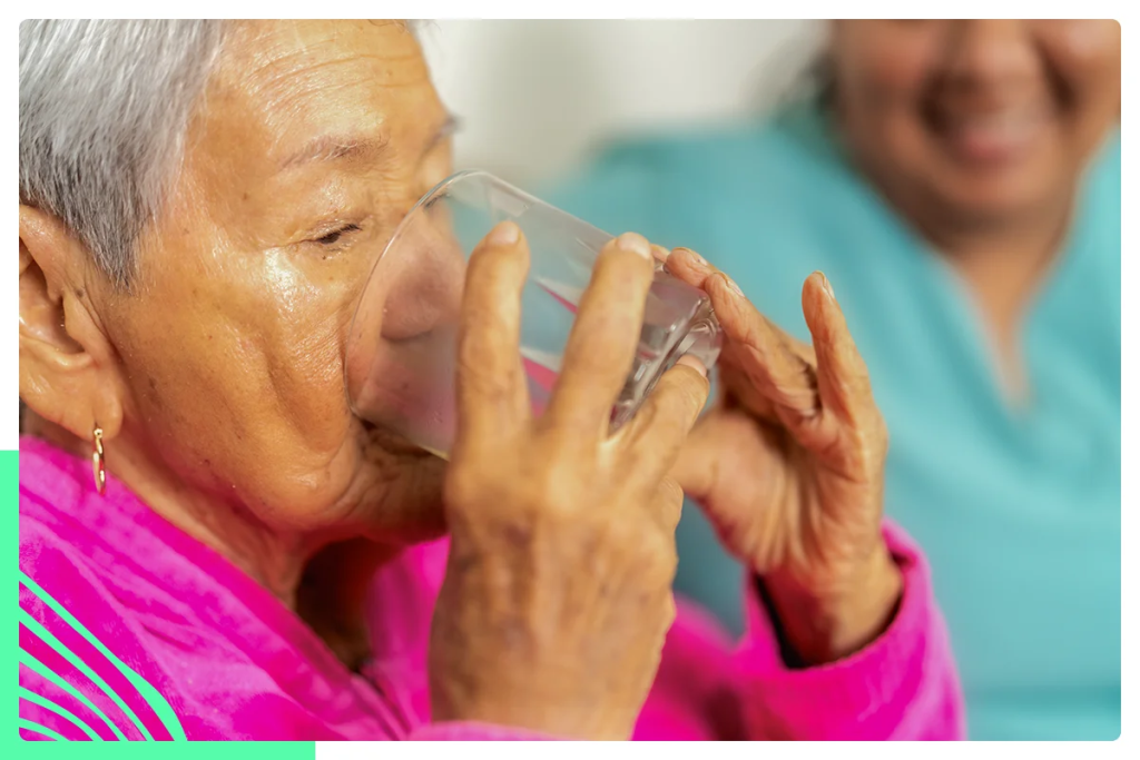 Tomar água é essencial para manter a saúde dos idosos