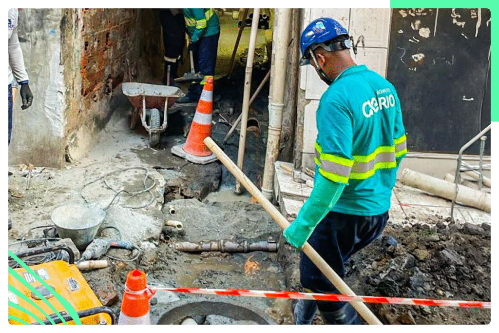 Por becos e ruas estreitas, trabalhadores conseguiram implantar a rede de coleta de esgoto para a comunidade.